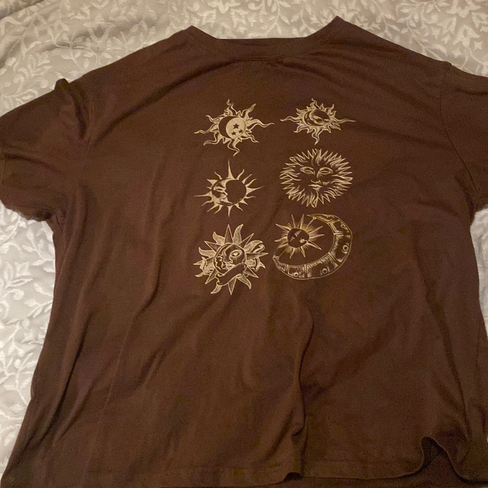 brown graphic moon and sun design T-shirt. Size M